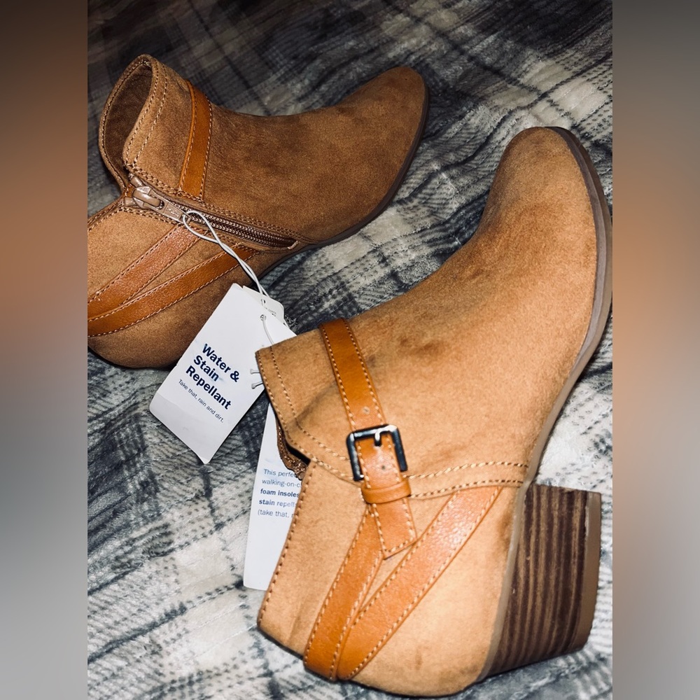 NWT Women’s size 8, Old Navy Suede Booties